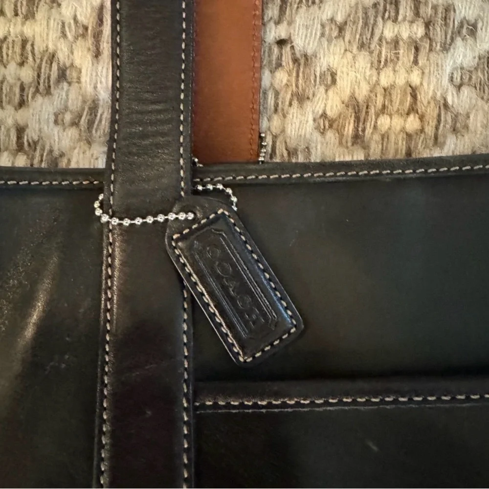 Coach leather tote bag size 18 width x 12 height. Excellent condition - Picture 4 of 10